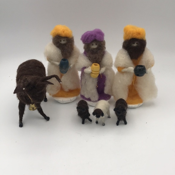 Rams Horn Wools Handmade & Signed Felted Wool 13 pc Nativity w/ Wooden Crèche - Picture 3 of 11